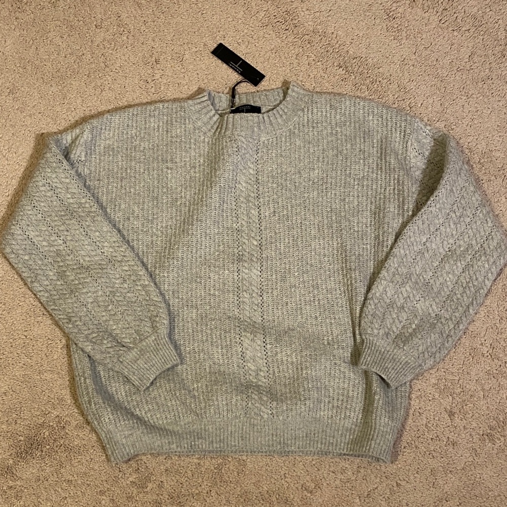 TAHARI soft gray crewneck stretch sweater Sz Med